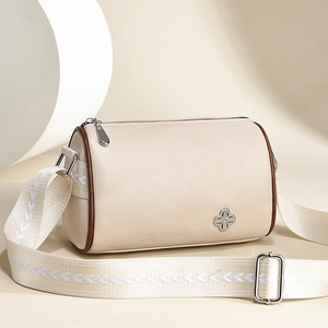 Elegante beige Boston Crossbody-Tasche mit jacquardgewebtem Gurt auf minimalistischem Sockel