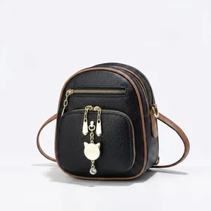 Detail van de zwart-bruine crossbodytas met 16cm afmeting en compacte opslagcapaciteit
