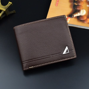 Cartera para hombre en cuero marrón oscuro con patrón lichi y logo de metal
