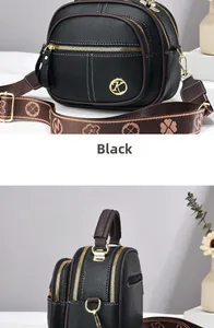 Dettaglio della borsa a tracolla in pelle nera con logo K dorato e tracolla larga