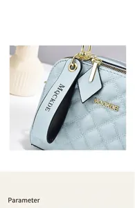 Nahaufnahme der hellblauen Steppledertasche mit goldenem Logo und feinen Metalldetails