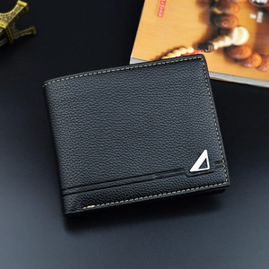 Cartera bifold para hombre en cuero negro con patrón litchi, costuras amarillas y logo