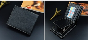 Détail macro du portefeuille en cuir noir pour hommes avec fentes et poche zippée