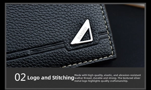 Détail du portefeuille en cuir noir grainé avec logo argenté et surpiqûres fines