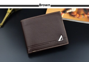 Détail du portefeuille en cuir marron café à motif litchi avec logo triangulaire en métal
