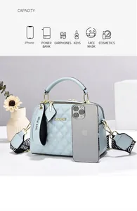 Detailansicht der geräumigen hellblauen Stepphandtasche mit Alltagsgegenständen