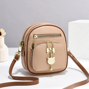 Minimalistische beige crossbodytas van generfd leer met ritsen en kattenhanger
