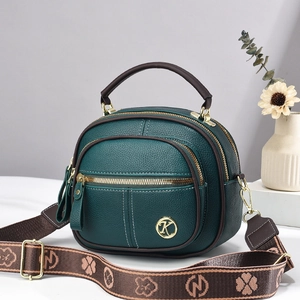 Borsa a tracolla verde scuro con trama litchi, tripla zip e ampia tracolla a motivi