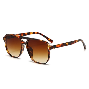 Retro oversized square aviator sunglasses with tortoise frame and brown gradient lenses