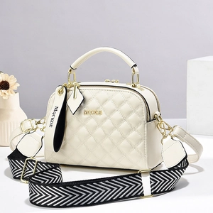 Schicke beige Stepp-Umhängetasche mit breitem Gurt und MQCKDE-Metall-Logo-Akzent