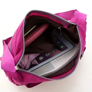 Borsa a tracolla in nylon oxford magenta con interno multistrato per tablet e accessori