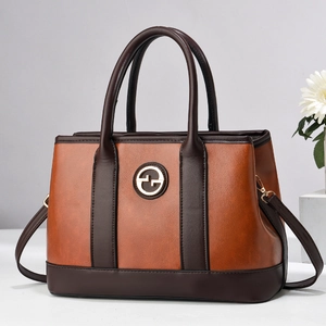 Borsa a mano bicolore in pelle caramello con logo ad anello dorato e tracolla