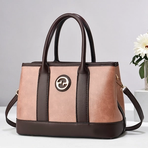 Elegante borsa a mano bicolore in pelle rosa chiaro e marrone con logo dorato