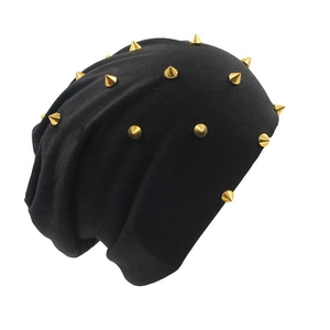 Bonnet noir en maille avec pointes et rivets métalliques dorés au style punk minimaliste
