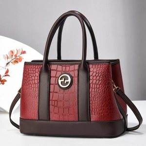 Borsa a mano minimalista bordeaux in pelle coccodrillo con tracolla e dettagli dorati