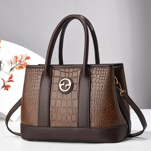 Borsa a mano marrone scuro in ecopelle con motivo a coccodrillo e logo in metallo dorato