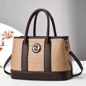 Borsa a tracolla retrò bicolore con motivo a coccodrillo marrone e logo in metallo dorato