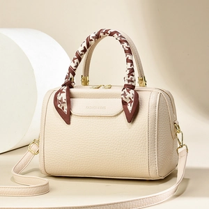Sac Boston beige chic texture litchi avec poignées foulard et bandoulière réglable
