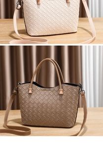 Dettaglio della trama in similpelle intrecciata della borsa tote con manici e metallo