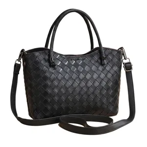 Dettaglio del retro di questa borsa tote in pelle intrecciata nera con trama fitta