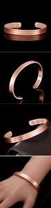 Detail eines roségoldenen Magnetarmbands mit dreilinierten Streifen und Spiegelglanz