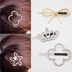 Dettaglio di vari fermagli per capelli con fiocchi e stelle marine in oro e argento