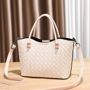 Borsa a mano intrecciata beige minimalista da donna con tracolla regolabile