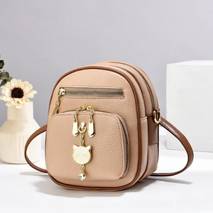 Zainetto carino in pelle beige per bambine con ciondolo a forma di gatto dorato