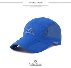 Détail d'une casquette de baseball bleue respirante avec protection solaire UPF 50+