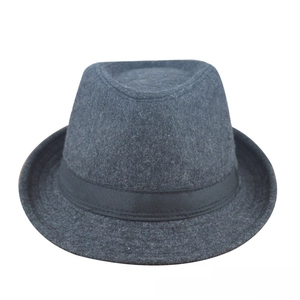 Détail du chapeau Fedora en feutre gris foncé avec un ruban décoratif en gros-grain noir