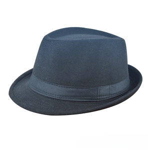Détail du chapeau Fedora noir en laine avec couronne classique et bordure incurvée