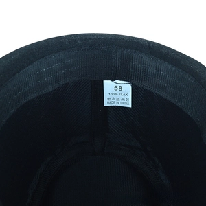 Détail de l'intérieur du chapeau en laine avec étiquette taille 58 et bandeau en lin