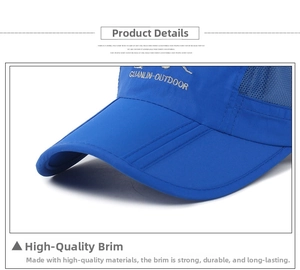 Détail du tissu en maille respirante et du logo brodé sur la casquette de baseball