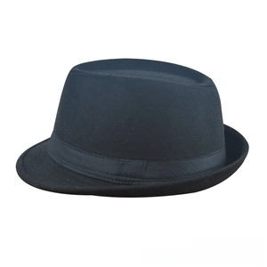 Gros plan d'un chapeau fedora classique en laine noire avec ruban satin et bord courbé