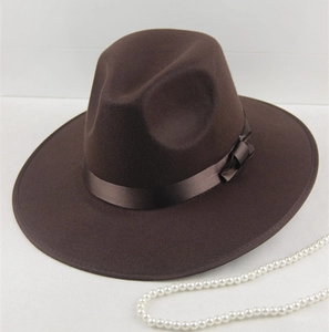 Vue détaillée du chapeau fedora en feutre de laine marron foncé avec ruban en satin