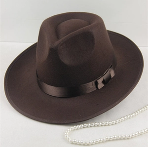Gros plan d'un chapeau fedora en laine marron foncé avec large bord et ruban de satin