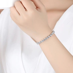 Elegantes Silber-Zirkonia-Armband mit runden klaren Steinen in Krallenfassung