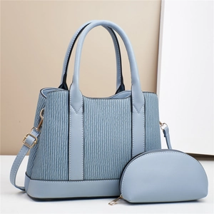 Sac à main bleu clair plissé avec pochette assortie et bandoulière réglable pour femmes