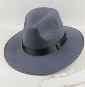 Vue détaillée d'un chapeau fedora en feutre gris avec ruban noir et collier de perles