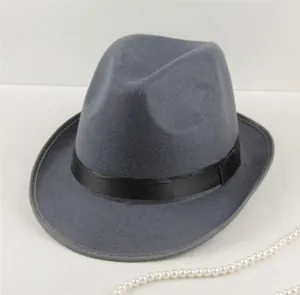 Vue de dessus d'un chapeau fedora classique en feutre gris avec un ruban noir élégant
