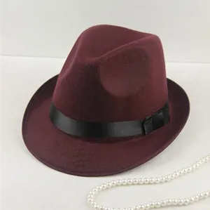 Détail d'un chapeau Fedora en feutre de laine bordeaux avec ruban de satin noir