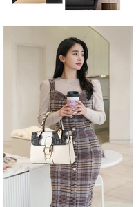 Détail d'un sac beige avec rabat effet serpent et foulard en soie sur la poignée