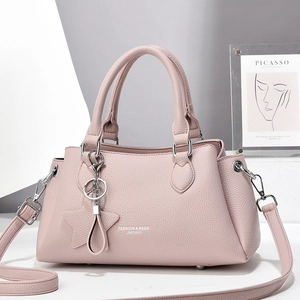 Sac à main rose en cuir grainé avec détails argentés et pendentif en forme d'étoile