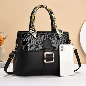 Sac à main noir pour femme avec rabat motif crocodile et foulard en soie sur la poignée