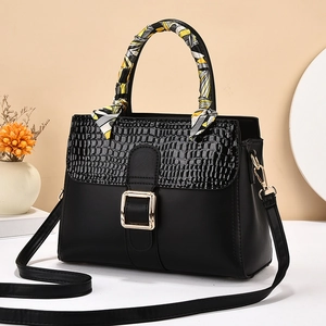 Sac à main noir élégant pour femme avec poignée en foulard de soie et boucle dorée