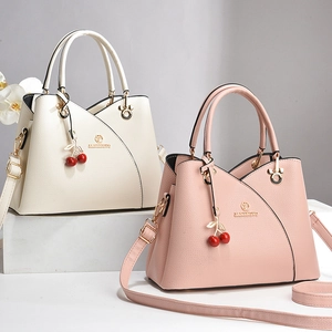 Détails des sacs à main en cuir PU grainé avec ferrures dorées et breloques cerise