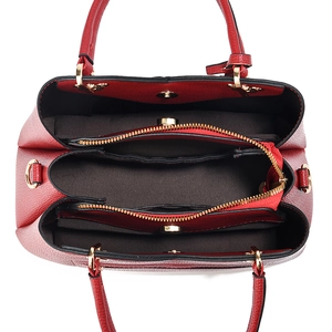 Vue de dessus du sac à main rouge montrant les compartiments internes et les détails dorés