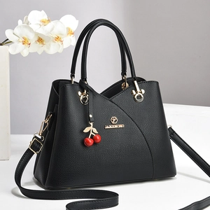 Sac À Main Femme En Cuir PU Motif Litchi Sac À Épaule Avec Pendentif Cerise Matériel Doré Sac Bandoulière Élégant