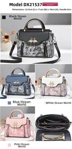 Détails de la collection de sacs à bandoulière avec pendentif cygne et motifs océaniques
