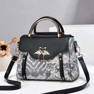 Sac À Épaule Élégant Pour Femmes Cuir PU Surpiqûres Jacquard Poignée En Métal Boucle Cygne Pendentif Künstliche Perle Sac À Main Bandoulière